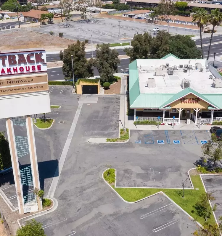 Bloomin' Brands' Outback Steakhouse Falls Short Against Rivals
