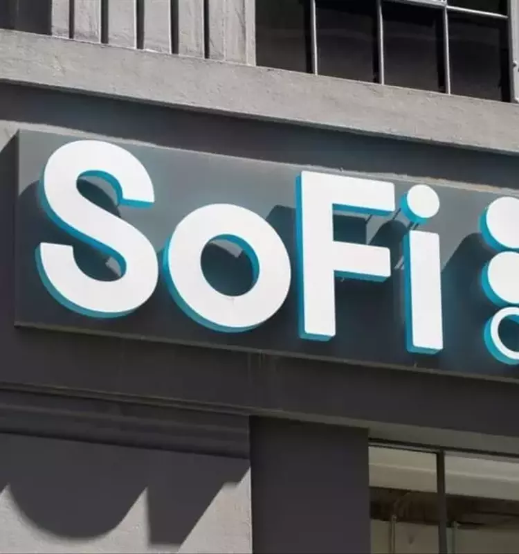 SoFi Shares Surge on Stablecoin Launch: Investor Insights