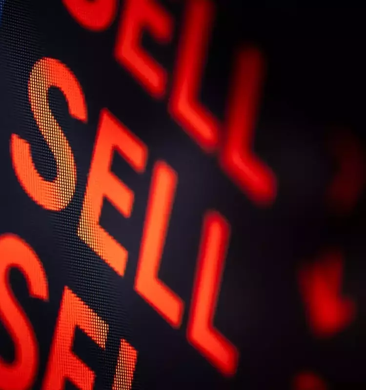 Dell's Market Surge Driven by AI Server Demand: A Call for Profit-Taking