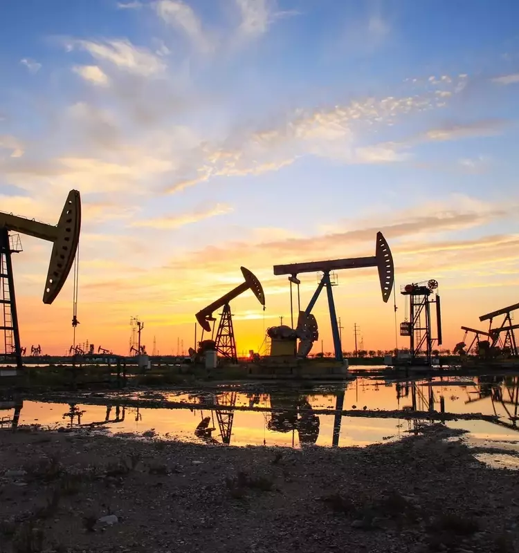Oil Market's Disconnect: Paper vs. Physical Reality