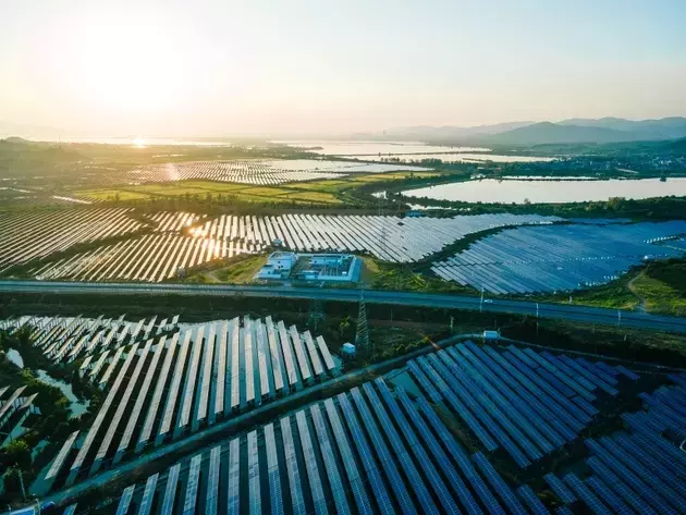 Renewable Energy Transitions: The Impact of Policy Shifts on U.S. Solar and Wind Development