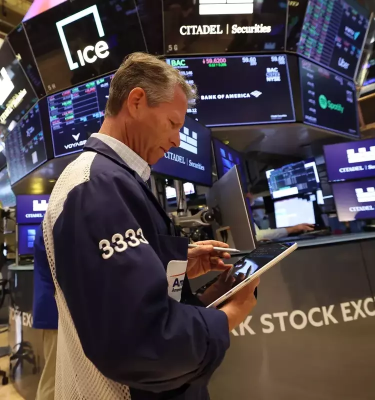 Market Outlook: Tech Giants Fluctuate Amidst Mixed Earnings and Geopolitical Tensions
