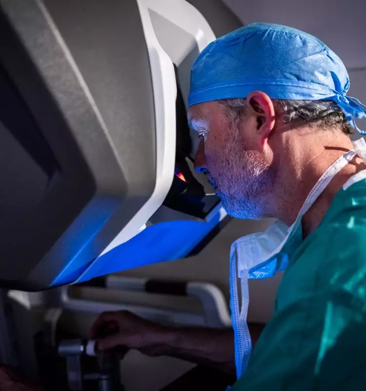 Intuitive Surgical (ISRG): Overcoming Market Headwinds and Poised for Growth