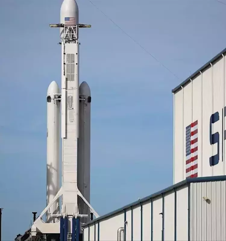 SpaceX Stock Falls Amidst Rising AI Investment and Share Lockup Expiration