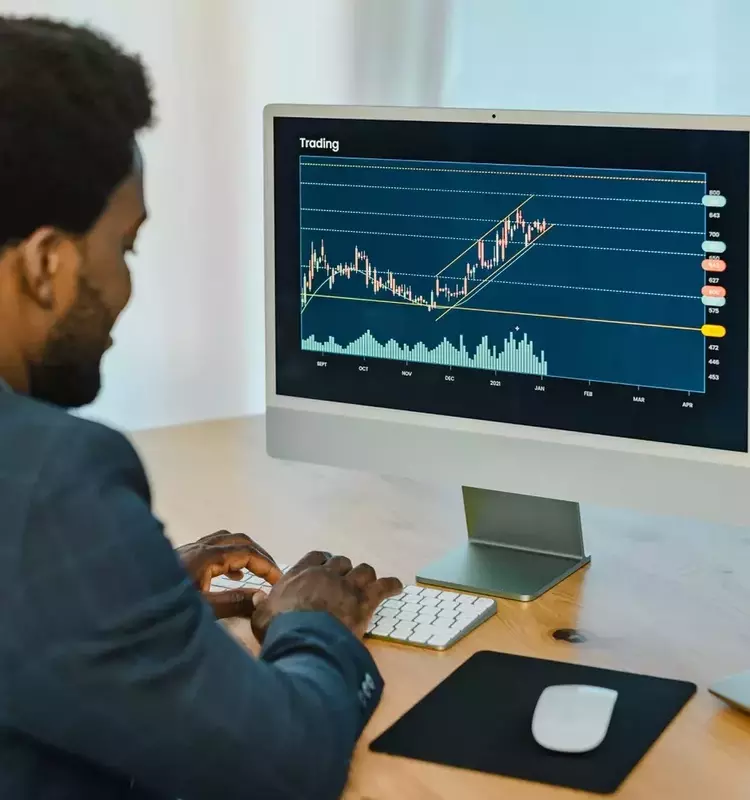 Mastering Symmetrical Triangle Patterns in Trading