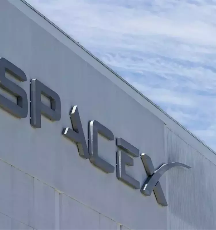 Space Sector Stocks Experience Divergent Trends Amidst Earnings Reports and AI Enthusiasm