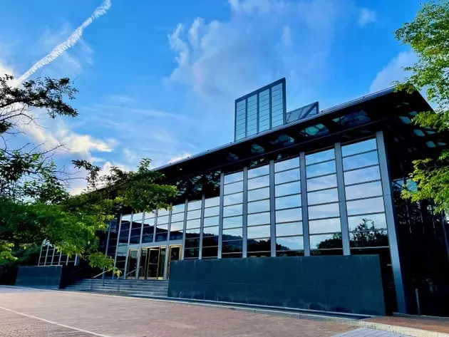 Corning's Strategic Pivot Towards AI Data Centers: Growth Potential vs. Valuation Concerns