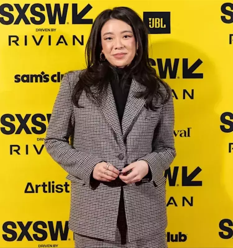 Vivian Tu's Financial Advice: Prioritizing Debt Repayment Over Investing